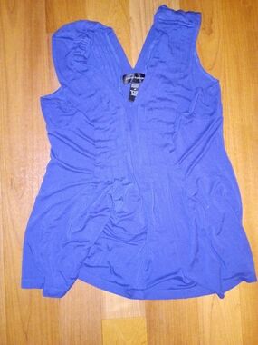 cable and gauge Sleeveless V-Neck Ruched Front Top - Blue M